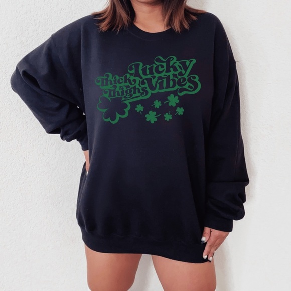 ✨NEW☘️ Thick thighs Lucky Vibes St Patrick’s day Crewneck Long Sleeve Sweatshirt - Picture 1 of 2